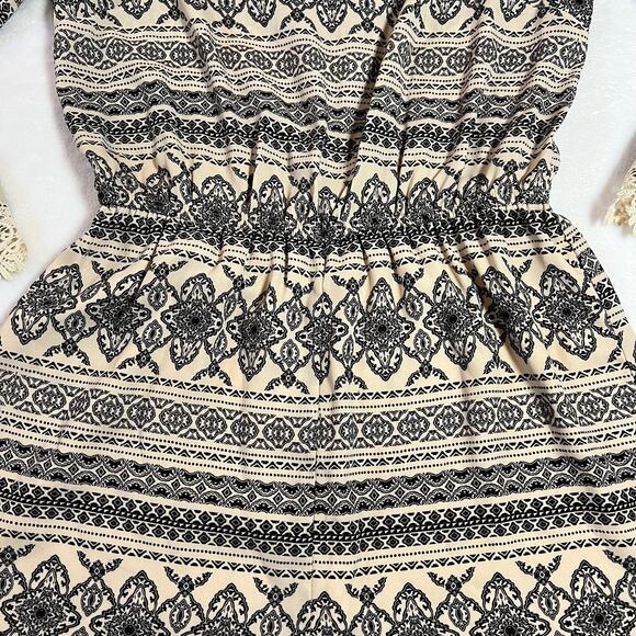 Romeo & Juliet Couture Crewneck Boho Print Lace Trim Playsuit Romper Size Small - Picture 6 of 14